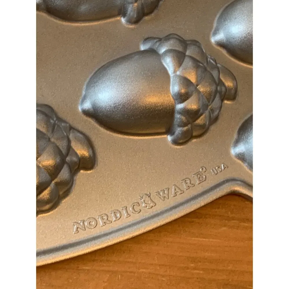 Nordic Ware USA Cast Aluminum ACORN CAKELET PAN 2 Cup Capacity 18 Cavities